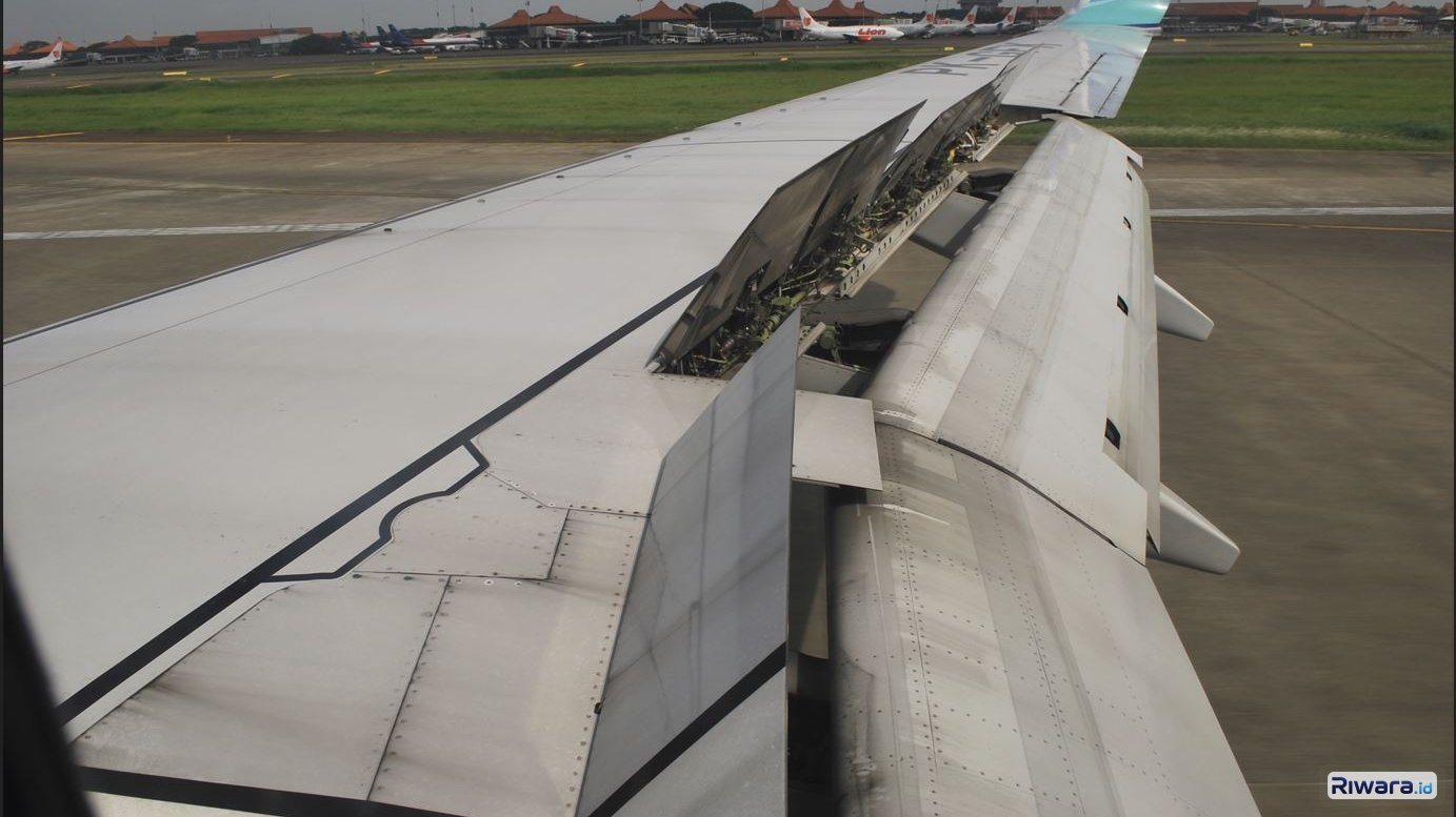 Perangkat spoiler di sayat pesawat Boeing 737-800 terbuka saat mendarat